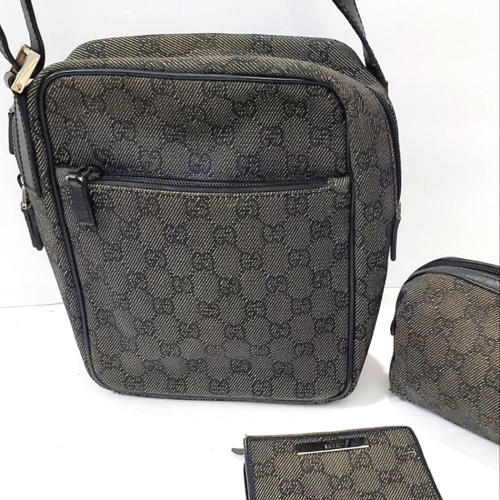 GUCCI authentic unisex canvas  used GG Shoulder messenger bah